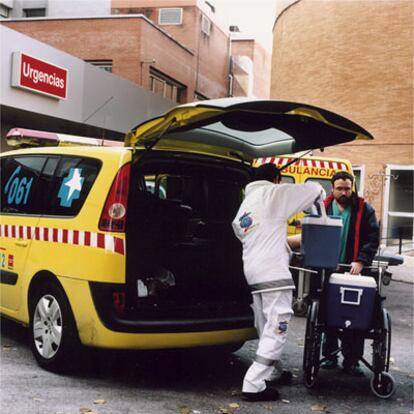 El trasplante es una técnica multidisciplinar en la que participan cirujanos, anestesistas, intensivistas, internistas, inmunólogos, hematólogos y bioquímicos. Una ambulancia abandona el Clínico de Madrid con unos pulmones en dirección a Puerta de Hierro, donde serán implantados.