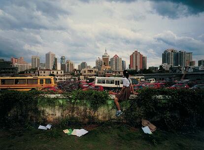 Los cambios y el crecimiento de la ciudad, observados desde un muro crtico . ?sta es una de las obras de 'On the wall', otra serie fotogrfica de Weng Peijun.