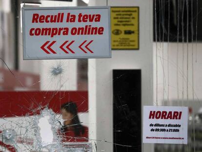 Una luna rota en un comercio de la calle de Fontanella de Barcelona.