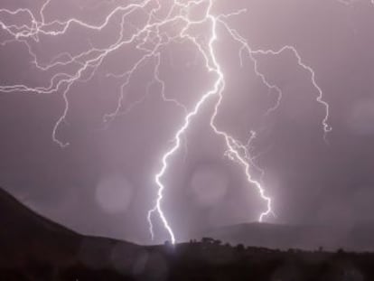 Los rayos generan temperaturas más altas que la de la superficie solar, por encima de 20.000 grados Celsius