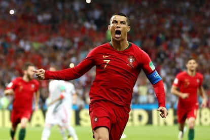 Cristiano Ronaldo celebra su gol de penalti.