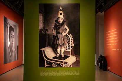 Rosario Castellanos nació el 25 de mayo de 1925 en Ciudad de México; sin embargo, sus padres la trasladaron muy pequeña a Comitán de Domínguez en Chiapas, al sur de México. En la imagen, una imagen de Castellanos de niña en la exposición 'Un cielo sin fronteras' en el Colegio de San Ildefonso.