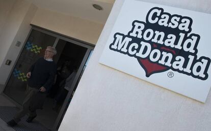 Joan Ribó sale de la casa Ronald McDonald de Valencia, que acoge a familas con niños que reciben tratamientos médicos prolongados.