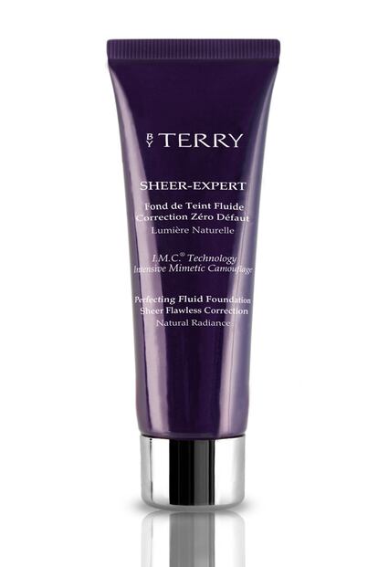 Levantarse con buena cara cada día puede parecer una utopía. Pero siempre puedes favorecer este efecto con el maquillaje Sheer Expert de By Terry, concebido no solo para unificar la piel sino también para iluminar y corregr las zonas oscuras del rostro. Contiene un compuesto mineral que proporciona un tacto suave y aterciopelado, además de esferas de ácido hialurónico que hidratan y aportan efecto lifting inmediato. Está disponible en 12 tonos y cuesta 48 euros.