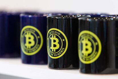 Tazas con el símbolo de bitcoin en París.