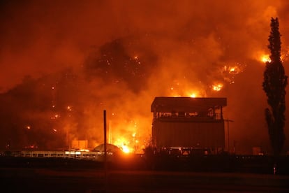 Los incendios que llevan arrasando desde hace casi una semana grandes superficies forestales de Grecia y Turquía están deteriorando la calidad del aire en todo el Mediterráneo oriental. En la imagen, incendio forestal en el distrito Milas de Mugla, Turquía.