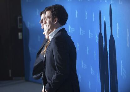 De izquierda a derecha, el director de cine James Marsh posa junto a los actores británicos Andrea Riseborough y Clive Owen durante la presentación de la película 'Shadow dancer'.