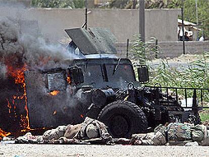 Una convoy  de EEUU arde con sus ocupantes muertos en Irak
