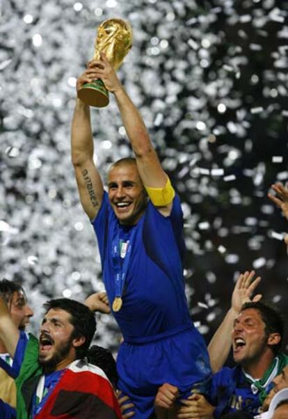 El italiano Fabio Cannavaro, capitán de la selección italiana, levanta el trofeo de campeones del mundo que la selección italiana ha logrado tras vencer en los penaltis a Francia.