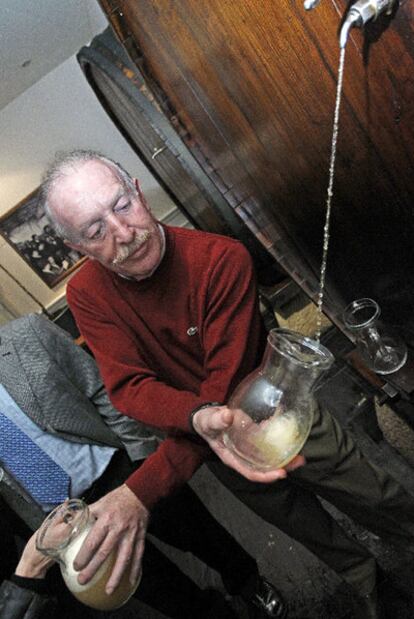 El escanciador José Manuel Gutiérrez reparte sidra.