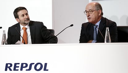 El presidente de Repsol, Antonio Brufau (derceha), y el consejero delegado, Josu Jon Imaz