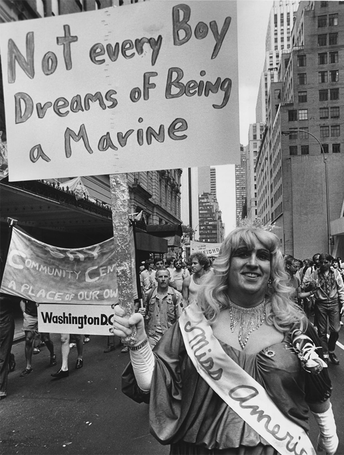 35 lemas inspiradores para el desfile del Orgullo Gay | Fotos | S Moda:  Revista de moda, belleza, tendencias y famosos | EL PAÍS, image size:1200x1586