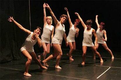 Ensayo de la coreografía <i>Alma colectiva,</i> de Salud López, que estrenará la compañía Sevilla Corporativa de Danza el día 12 en el Lope de Vega.