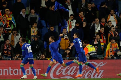 El delantero del Getafe Borja Mayoral (c) celebra tras marcar ante el Valencia, durante el partido de Liga en Primera División.