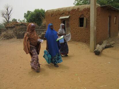 Un equipo de inmunización recorre una zona rural del norte de Nigeria durante la campaña de vacunación.