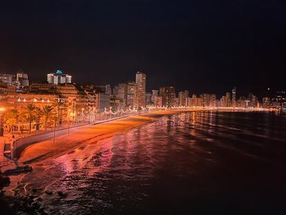 <i>Benidorm es una amalgama de lugares y no lugares, de tópicos y paradojas y sorpresas, de cielos furiosamente azules y de atardeceres apabullantes. Es un festín para entrenar la mirada. Un festín que recomiendo.</i>