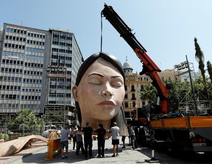 La cabeza de "La meditadora", la falla municipal de 2020 que no pudo ser quemada el año pasado, ha llegado a la plaza del Ayuntamiento de Valencia, donde volverá a ser plantada este año.