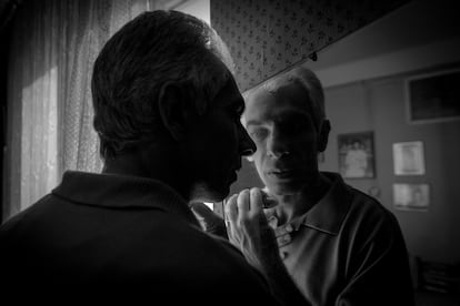 ‘My Father's Routine’, imagen perteneciente al fotolibro ‘Father’, de Diana Markosian (Aperture, 2024). © 2024 Aperture