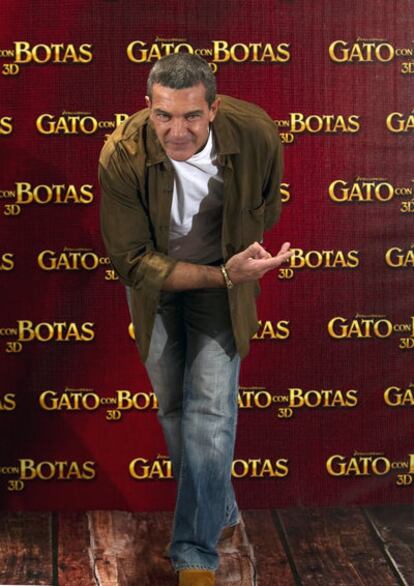 Banderas takes a bow at a presentation of <i>Puss in Boots</i> in Mexico.