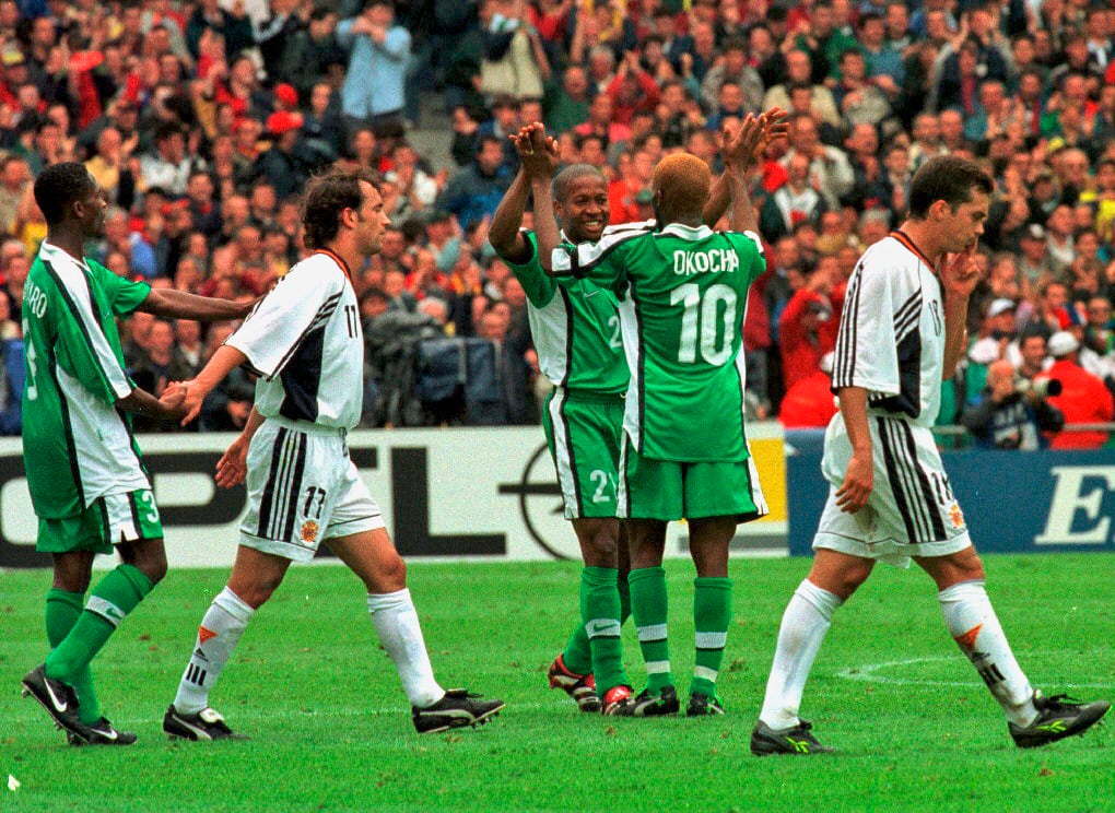 Campeonato Mundial de Fútbol Francia 98. Partido del grupo D jugado en Nantes. España 2-Nigeria 3. En la foto, los españoles Joseba Etxeberria (izquierda) y Amor, aparecen cariacontecidos, mientras jugadores nigerianos celebran un gol.