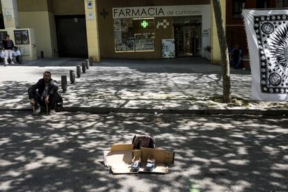 Un hombre vende en el Rastro unos zapatos de tacón que se encontró en la calle un domingo por la mañana.