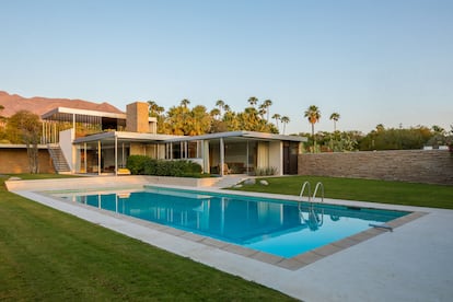 La piscina se convirtió en un aliado perfecto para Neutra, que tomaba decisiones mirando directamente al reflejo de la casa en el agua, en lugar de al propio edificio. |