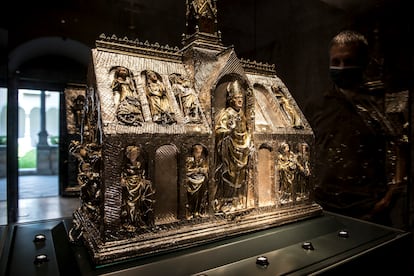 Una reapertura en Banyoles. El reliquiario del siglo XV de la ciudad se hizo famoso en 1980 tras el robo de 28 valiosos elementos de plata de esta pieza. Unos 45 años después, el monasterio de Sant Esteve de Banyoles vuelve a estar abierto al público y los visitantes podrán contemplarlo junto al retablo o el claustro, del siglo XVIII. En la imagen, la arqueta de Santa Martirià, el relicario de Banyoles.
