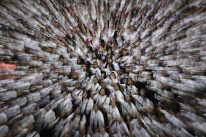 Estudiantes filipinos bailan durante la campaña 'One Billion Rising', en Manila (Filipinas).