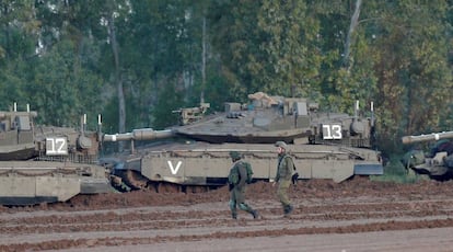 Carros de combate israelenses Merkava, na terça-feira na fronteira de Gaza.