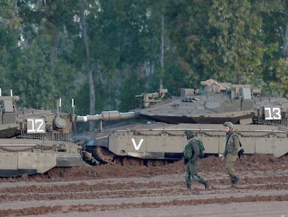 Carros de combate israelenses Merkava, na terça-feira na fronteira de Gaza.