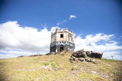 O Farol Velho foi levantado com mão de obra escrava na década de 1840 e é uma das edificações mais antigas de Fortaleza, a capital do Ceará. Foi desativado em 1957 e tombado patrimônio histórico em 1983. Mas, sem reformas há pelo menos 40 anos, está sob risco de desmoronar.