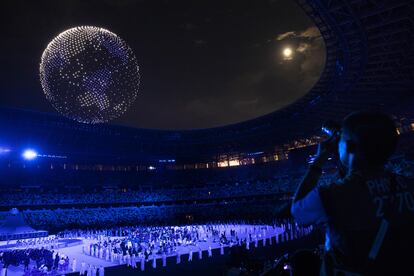 Globo terráqueo formado por drones, en uno de los pasajes de la ceremonia de inauguración de los Juegos