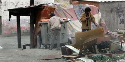 Un toxicómano se anuda una cuerda en un brazo antes de inyectarse una dosis de droga en las Barranquillas.