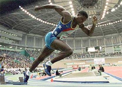 Carl Lewis, en una prueba de 200 metros celebrada en Tokio en 1997.