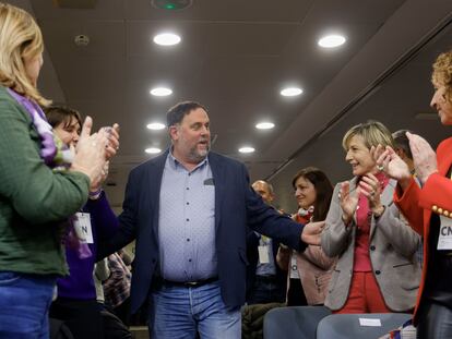 El presidente de ERC, Oriol Junqueras, saluda a la expresidenta del Parlament, Carme Forcadell, a su llegada al Consell Nacional de Esquerra republicana celebrado este martes en Barcelona.