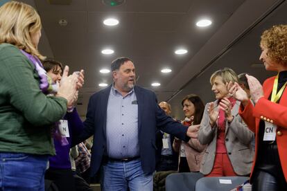 El presidente de ERC, Oriol Junqueras, saluda a la expresidenta del Parlament, Carme Forcadell, a su llegada al Consell Nacional de Esquerra republicana celebrado este martes en Barcelona.