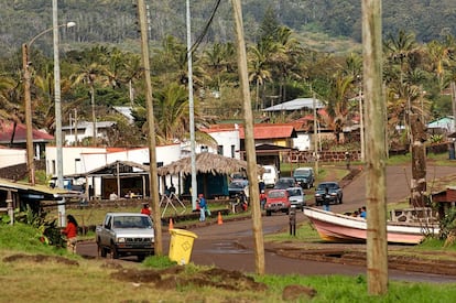 Los pescadores trocean el atún en los embarcaderos de las caletas de Hanga Roa, la capital de Rapa Nui.