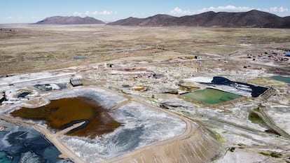 Vista aérea de los diques de relave de una empresa minera en Poopó, Departamento de Oruro en Bolivia