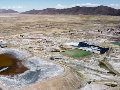 Vista aérea de los diques de relave de una empresa minera en Poopó, Departamento de Oruro (Bolivia), el 15 de mayo de 2023.