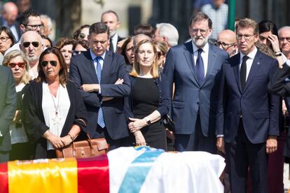 El expresidente del Gobierno, Mariano Rajoy, la presidente del Congreso, Ana Pastor , y el presidente de la Xunta, Alberto Nuñez Feijóo, durante el entierro.