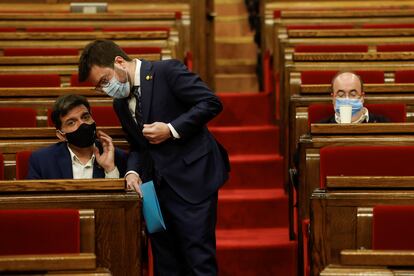 El vicepresidente del Govern, Pere Aragonés (de pie), habla con el diputado de ERC, Sergi Sabrià, en presencia del líder del PSC, Miquel Iceta, en el Parlament.