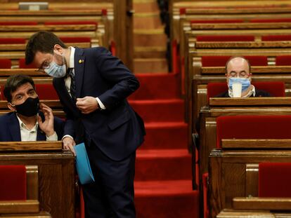 El vicepresidente del Govern, Pere Aragonés (de pie), habla con el diputado de ERC, Sergi Sabrià, en presencia del líder del PSC, Miquel Iceta, en el Parlament.