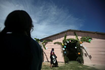 Una mujer musulmana llega a una reunión entre fieles evangélicos y musulmanes en una iglesia evangélica en San Juan Chamula (México).