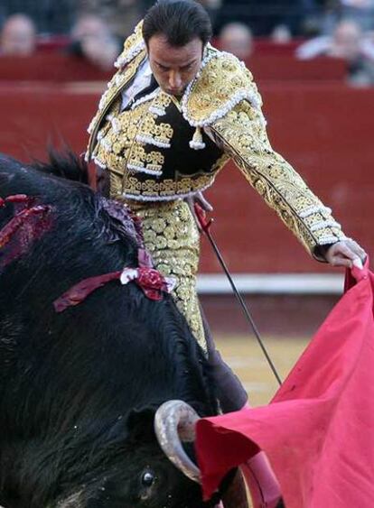 Un <i>natural</i> de Enrique Ponce ayer en Valencia.