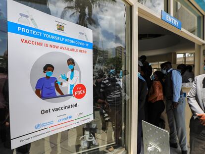 Un cartel anuncia las vacunas gratuitas contra la covid-19, durante el lanzamiento oficial de la campaña de vacunación de los sanitarios del Hospital Nacional Kenyatta (KNH), en Nairobi, Kenia, el 5 de marzo de 2021.