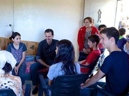 El presidente sirio, Bachar el Asad (centro), visita a la familia de un soldado herido en combate, el pasado junio en Hama.