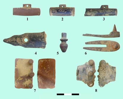 Portabaquetas, cantoneras de fusil, portagatillos y enganches de correa para el cuello, hallados en el yacimiento de Marialba.