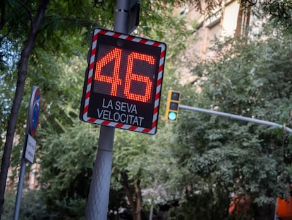 Radar que informa a los conductores si superan la velocidad permitida cerca de una escuela de la calle de Mallorca de Barcelona.