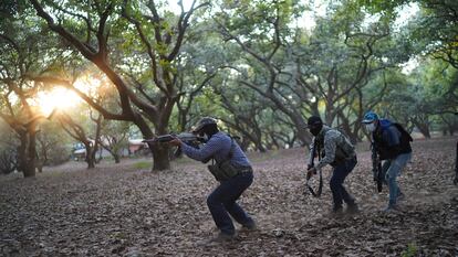 Un grupo de autodefensas durante un enfrentamiento en una huerta de aguacate en Michoacán.