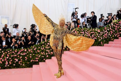 ¿Es Cleopatra transportada en andas por sus palafreneros? No, es Billy Porter (Pose, HBO) en 2019 reivindicando de un plumazo la cultura 'ball room', el carnaval, el cabaret y, si nos apuran, aquellas colecciones historicistas que John Galliano creó durante su etapa en Christian Dior. Cuando se bajó de la litera, descubrimos que el look, firmado por la marca neoyorquina The Blonds, estaba compuesto por una serie de cosas teóricamente prohibidas para un hombre: un mono bordado con pedrería, ornamentos dorados hasta el delirio y dos alas de Isis como las que lucen las bailarinas de danza egipcia.